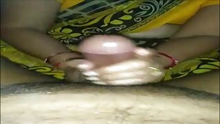 Кучерява татуйована емо-ципочка мастурбує свою кицьку біля басейну sestra i brat porno video