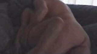 Струнка Японська красуня інтенсивно секс із сестрою пестить пальцями свою невикористану мокру кицьку